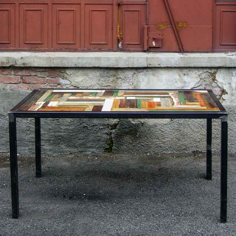 tavolo da pranzo di ferro e legno colorato