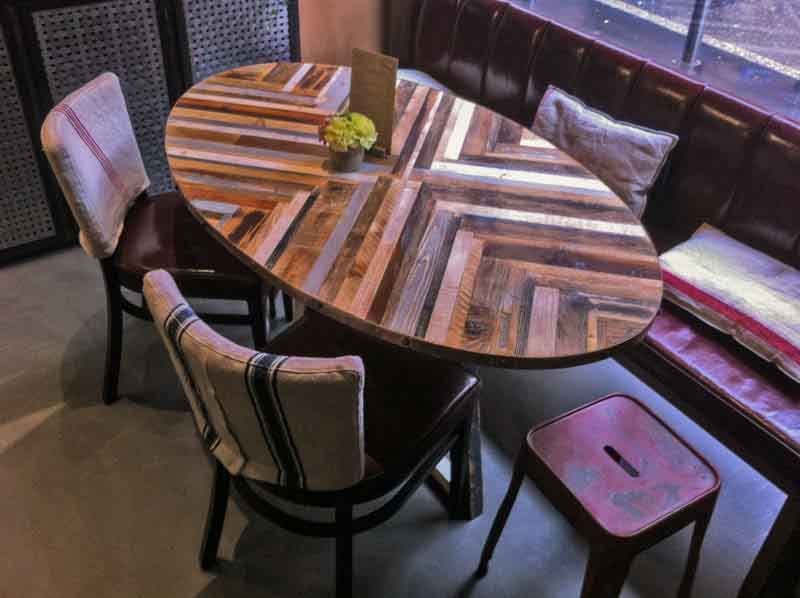 tavolo ovale di legno riciclato