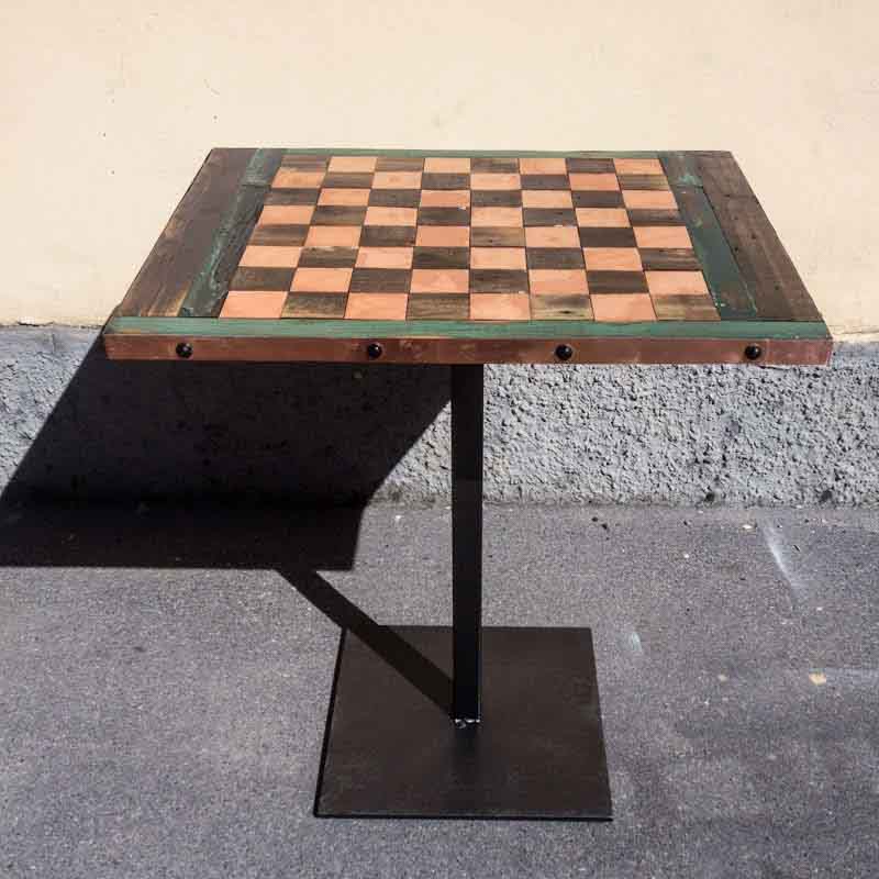 tavolo di legno e rame con scacchiera