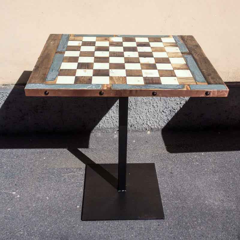 tavolino con scacchiera di legno e ottone