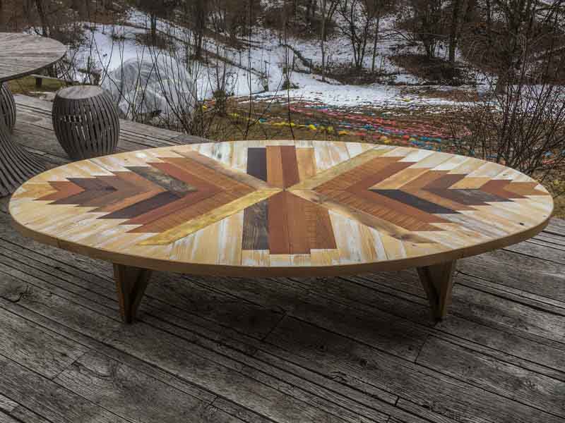 tavolo ovale con legno di riciclo e ottone