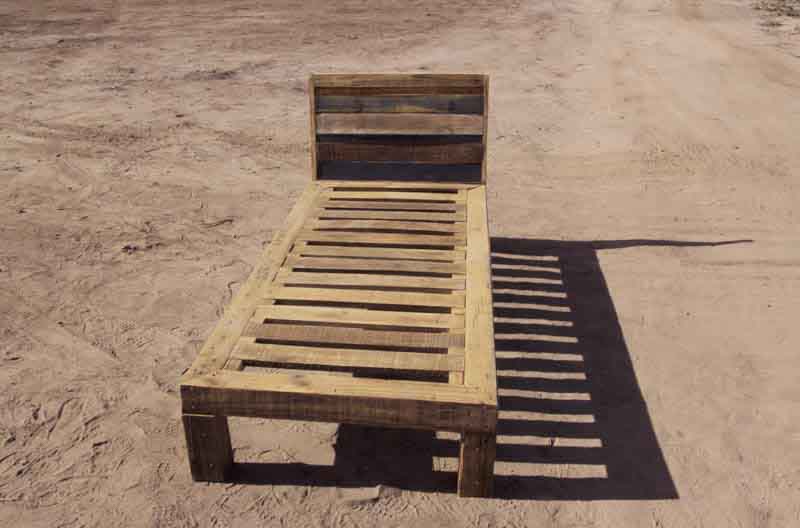letto di legno riciclato fatto a mano