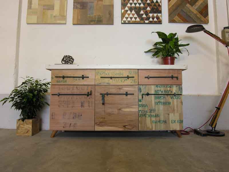 madia con grafiche e legno riciclato