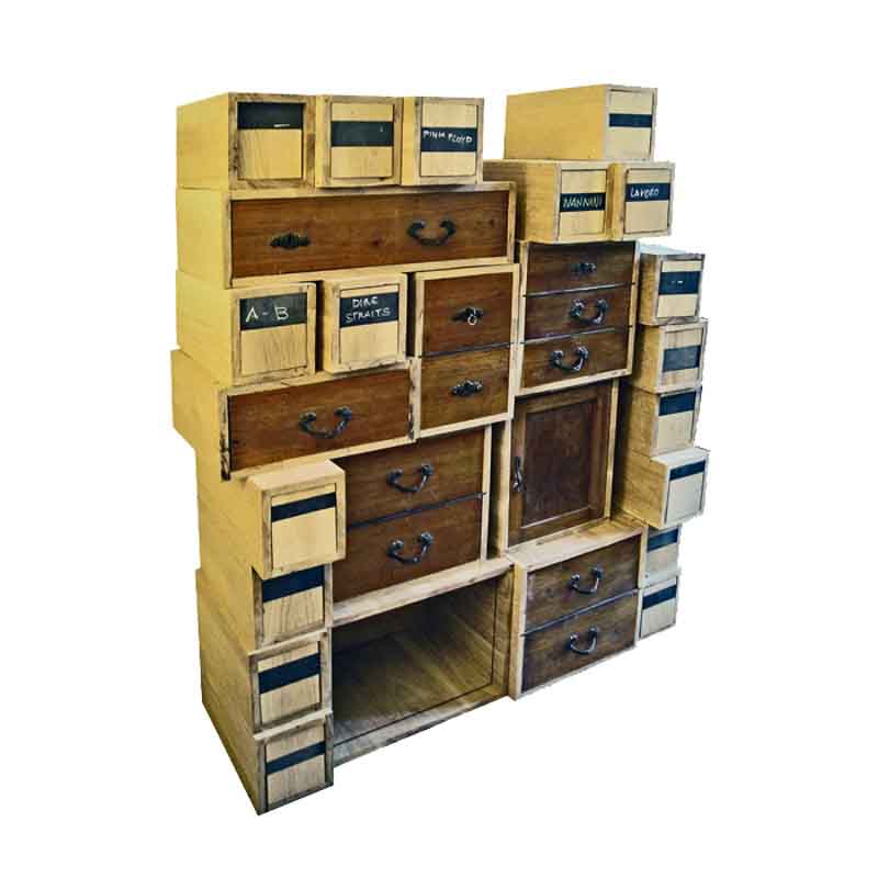 mobile cubi di legno e cassetti diversi