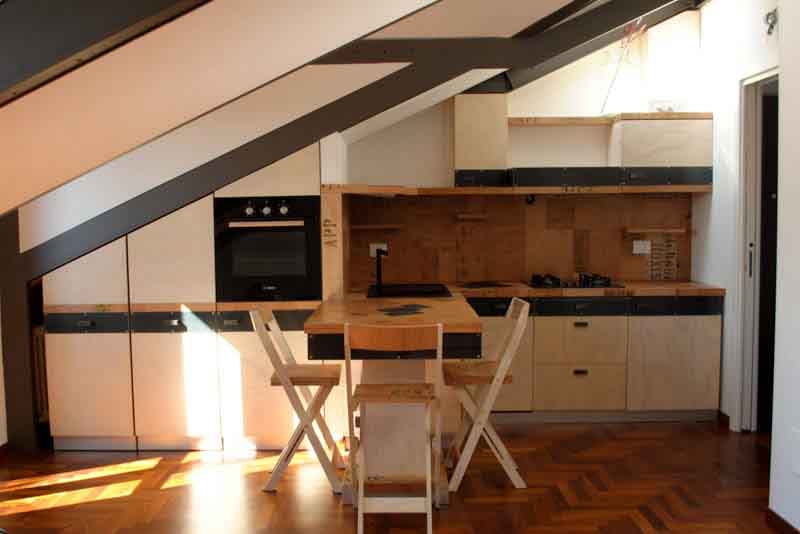 cucina sottotetto di legno su misura