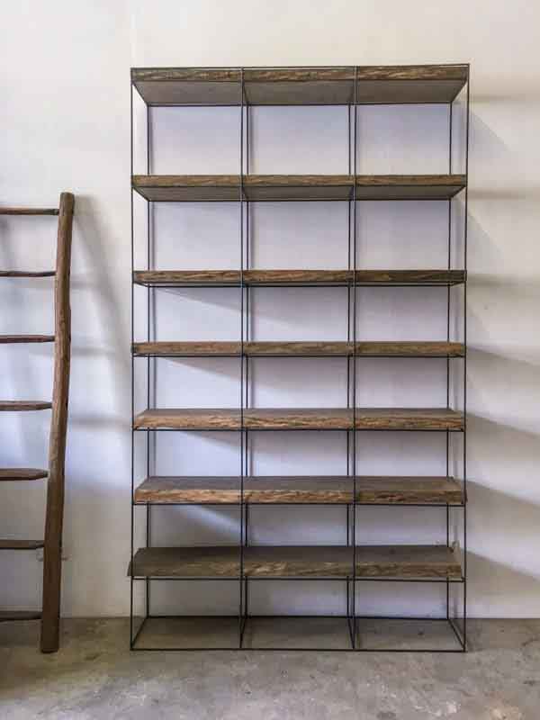 libreria con assi di legno e ferro sottile
