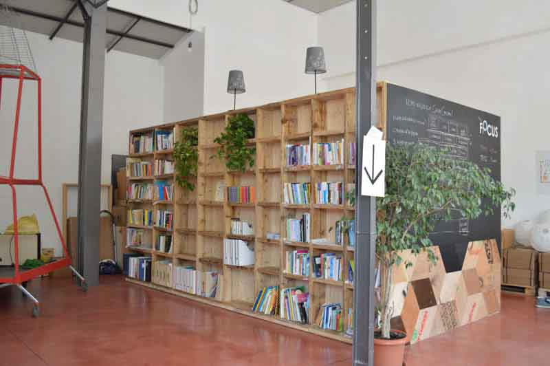 libreria di legno fatta a mano