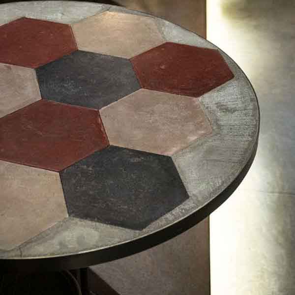 tavolino con cementine lombarde recuperate e cemento