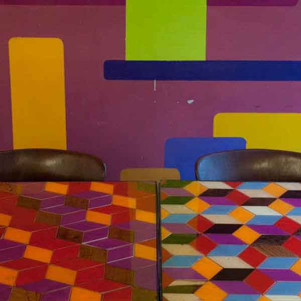 tavoli del bar Frida con rombi colorati e resina