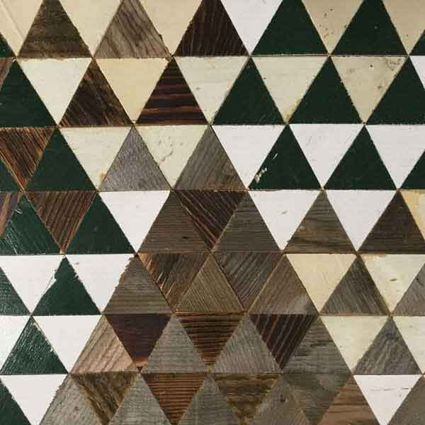 triangoli di legno colorato di riciclo