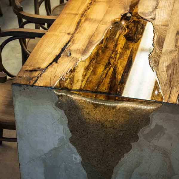 tavolo con legno antico, cemento e resina