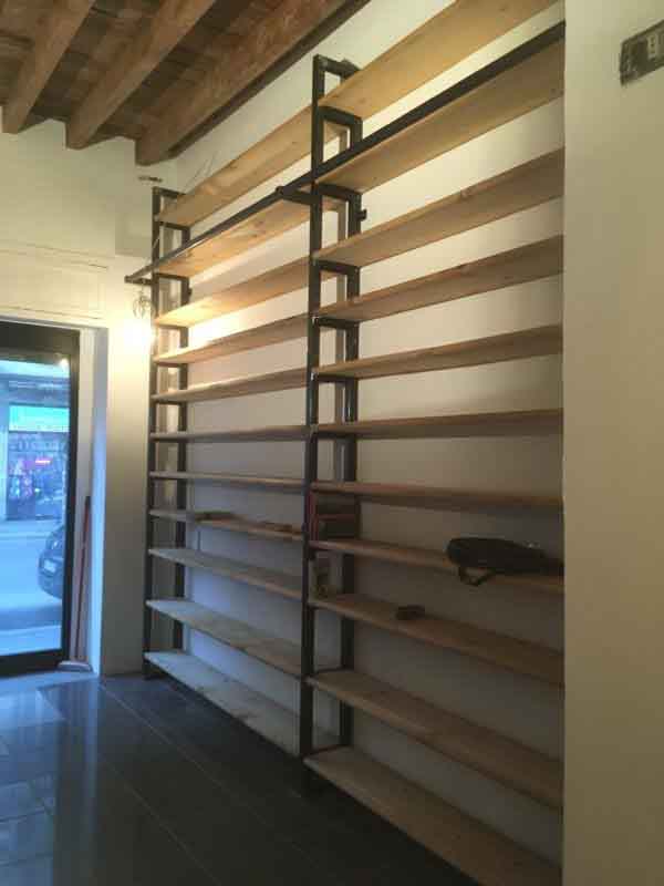 libreria con assi di legno di recupero e ferro
