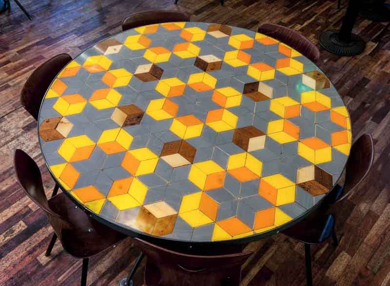 tavolo tondo con pattern a rombi colorati