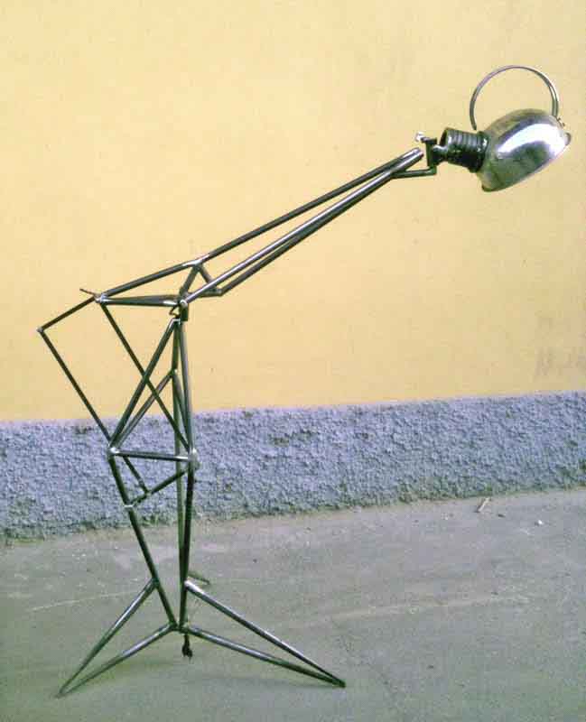 lampada metallica con vecchio bollitore