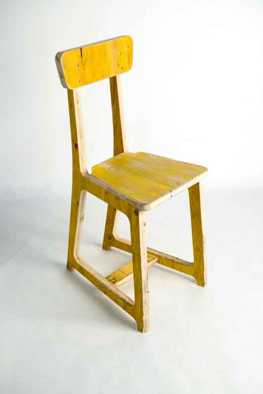 sedia gialla di legno