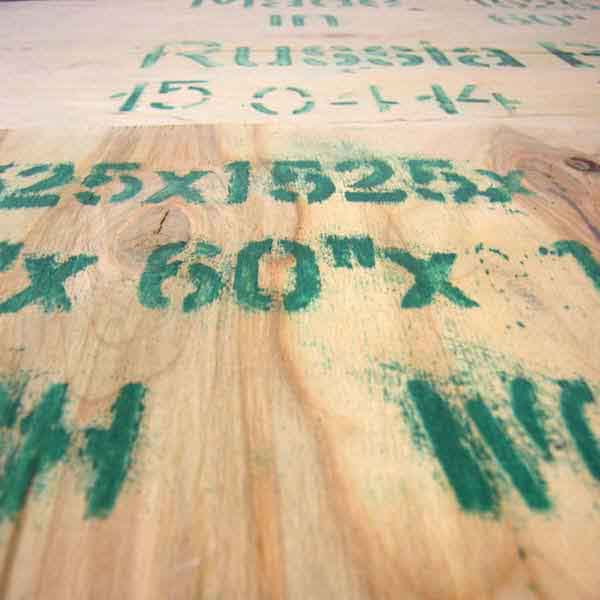 pannello di legno con scritte verdi