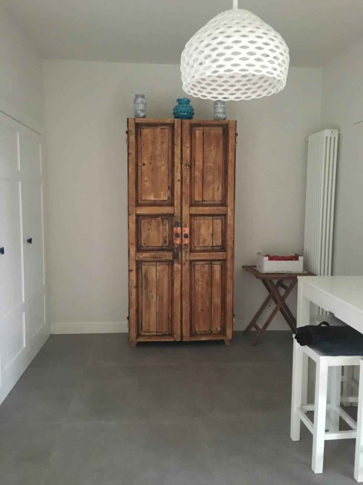 armadio con porta di recupero di legno